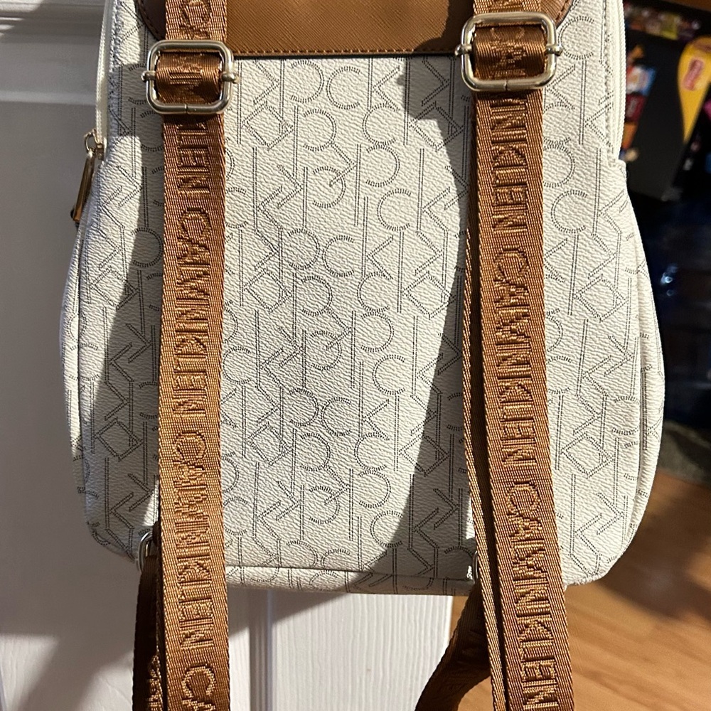 Have pockets inside with zipper